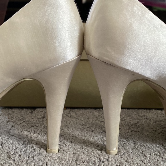 Menbur Ivory Satin Open Toed Platform Heel w/Rhinestone bow details - Picture 3 of 7